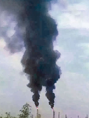 網上流傳的照片所見，工廠冒出大量黑煙。（互聯網圖片）