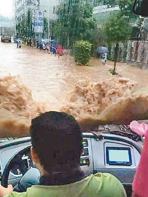 車輛在被水淹沒的街頭上行駛。（互聯網圖片）