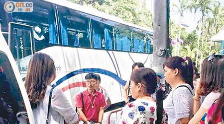 中國遊客因拒絕強制消費，被泰國導遊趕下車。
