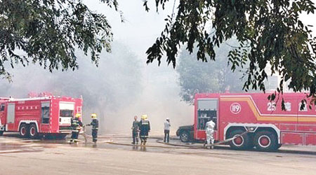 家福樂超市起火導致店舖被焚毀。（互聯網圖片）