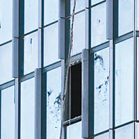 大廈玻璃幕牆被撞穿。（互聯網圖片）