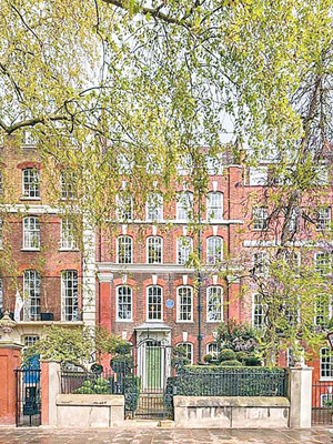 彭博購買的古老豪宅位於倫敦高尚住宅區切爾西，大宅內布置古色古香，非常豪華。（互聯網圖片）