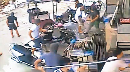 多名男子手持長棍破壞黃漢廷的瓷磚店。（互聯網圖片）
