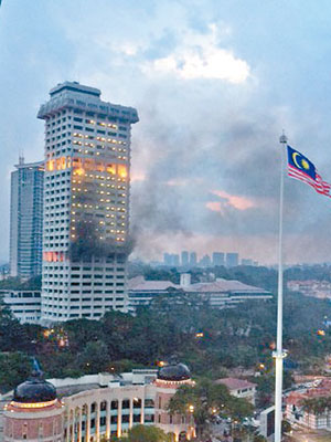 吉隆坡警察總部火光熊熊，大量黑煙冒出。（互聯網圖片）