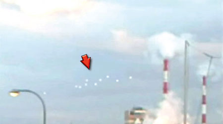 影片顯示大阪上空出現疑似UFO的光點（箭嘴示）。（互聯網圖片）