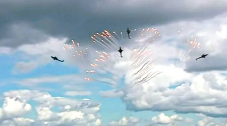 意外發生時俄軍正作特技飛行表演助興。（互聯網圖片）
