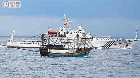 中國海監船曾扣查越南漁船。（資料圖片）