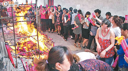 內地家長被指只懂祈求子女的學業成績好。（資料圖片）