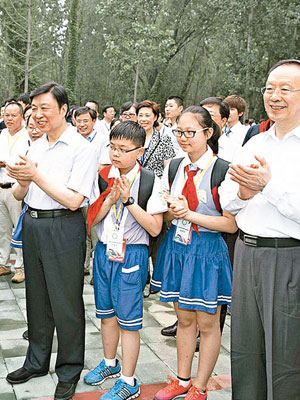 李源潮（前左）、杜青林（右）在北戴河觀看藏族青少年表演民族舞。（互聯網圖片）