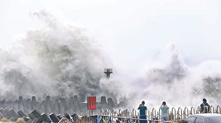 宜蘭東南方澳漁港掀起巨浪，有民眾冒險觀浪。（互聯網圖片）