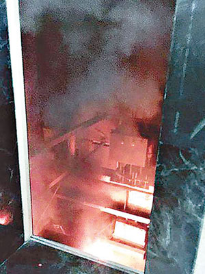 升降機槽冒出火光。（互聯網圖片）