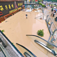 福州五四路一間露天音樂餐廳被大水淹沒。（互聯網圖片）