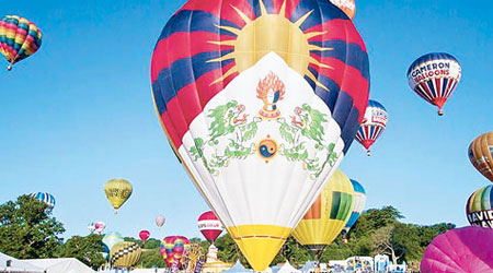 雪山獅子旗圖案的熱氣球飛越歐洲上空引起中國不滿，圖為該氣球曾出現在英國布里斯托爾國際氣球節。（互聯網圖片）