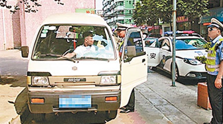 警方扣查涉事車輛。（互聯網圖片）