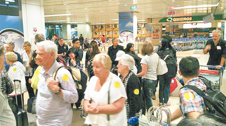 大批乘客滯留新加坡樟宜機場。（互聯網圖片）