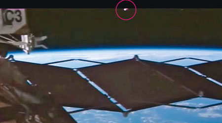 太空站不遠處出現一團粉紅光的不明物體（紅圈示）。（互聯網圖片）