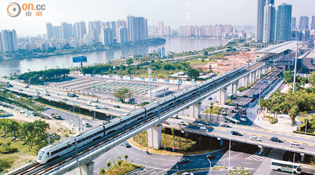 建設中的莞惠城軌常平段屢生地陷事故。圖為運行在廣珠城軌珠海段上的城軌列車。
