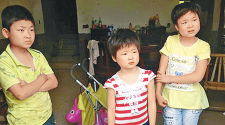 小金（左）三兄妹被寄養在姑姑家。（互聯網圖片）