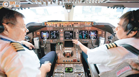 英航機師要戴上氧氣罩，駕駛客機折返。（資料圖片）