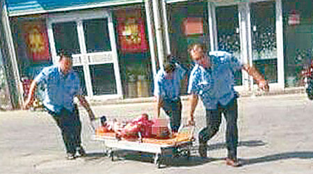 救援人員把重傷的老中醫送往醫院搶救。（互聯網圖片）