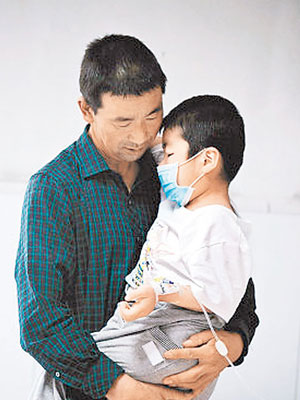 男童患上腎病後一直由父親照顧。（互聯網圖片）