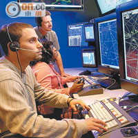 空管人員透過ERAM管制空中交通。（美國聯邦航空局圖片）