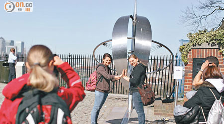 格林威治公園的本初子午線，每年吸引萬計遊客前往。（資料圖片）