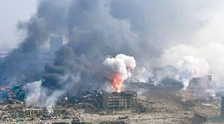 爆炸事故現場再次冒起火光和白煙。(互聯網圖片)