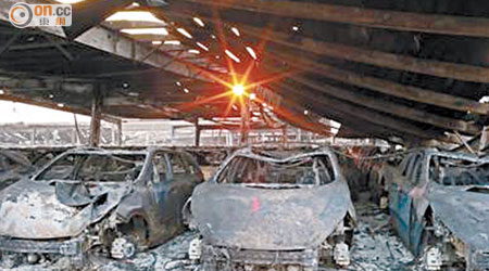 事故現場有大批新車被燒毀。