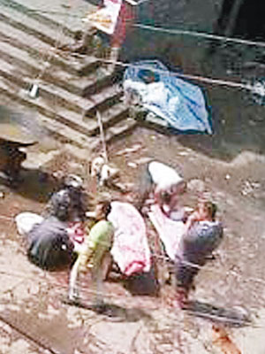 受傷村民躺在地上等待救援。（互聯網圖片）
