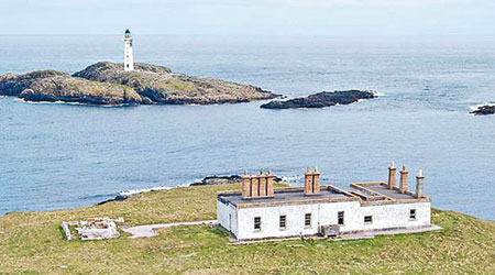 小島上僅得兩間屬於燈塔管理員的舊居。（互聯網圖片）