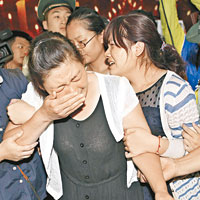悼念儀式上，遇難者家屬悲痛落淚。（中新社圖片）