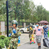 天津下雨後，武警立即護送居民撤離。（互聯網圖片）