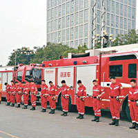 參與救援的消防員在天津港六號門前向遇難者默哀。（互聯網圖片）