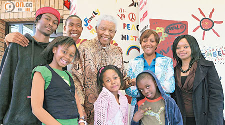 南非巨人曼德拉生前與家人合照，箭嘴所示者為其孫姆比索。