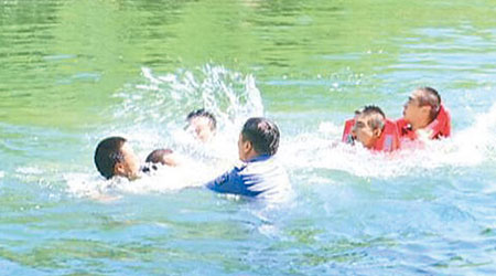 警察落水拯救女童。（互聯網圖片）