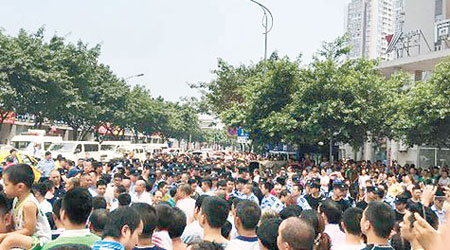 大批民眾圍堵，要求警察等到死者家屬到場。（互聯網圖片）