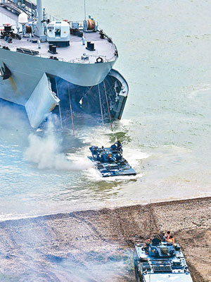 中方兩棲裝甲車採取「乾式登陸」。（中新社圖片）