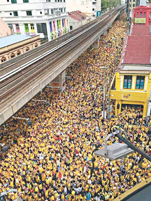 吉隆坡街道變成一片黃潮，滿是身穿黃衣的示威者。（互聯網圖片）