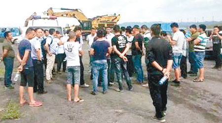 百多人在礦場圍堵涉事的法官及司法警察。（互聯網圖片）