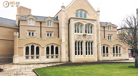 劍橋大學彼得學院懷特樓被評哥德式設計失敗代表。
