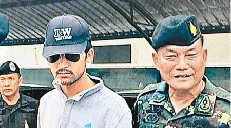 疑犯（左）在泰柬邊境被捕。（互聯網圖片）