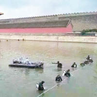 當局派蛙人在北京故宮護城河進行搜查。（互聯網圖片）