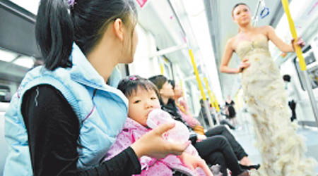 規定列明除嬰兒外，地鐵內禁止飲食。