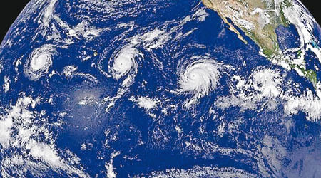 衞星照片拍下太平洋的三個風暴，左起分別為基洛、伊格納茨洛及伊梅納。（互聯網圖片）
