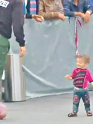 一名似是剛學會走路的難民兒童。