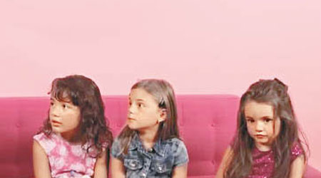 妹妹排排坐：朱迪思（左二）、璐璐（右二）及蓮娜（右）教導一眾單身男女如何追求心儀對象。（互聯網圖片）