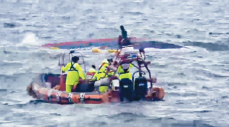 釣魚船整艘翻沉，救援員在現場搜索失蹤者。（濟州海警圖片）