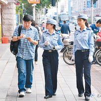 上海城管於街頭執勤。（互聯網圖片）