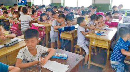 堯山小學每班超過九十五名學生。（互聯網圖片）